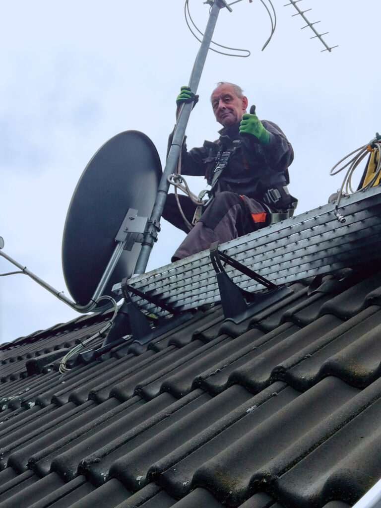 Antennentechnik wie Sat-Installation & Ausrichten von Satellitenschüsseln.